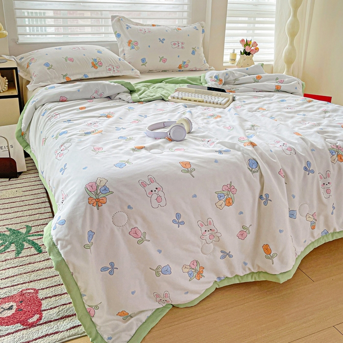 91家纺网 家纺一手货源 找家纺 富艺隆 2025新款水洗棉印花夏被 花园小兔