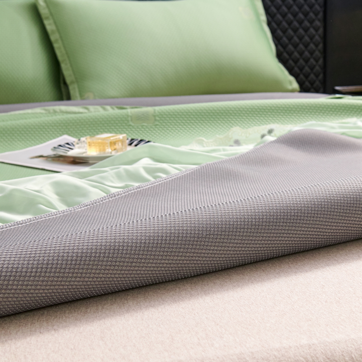 91家纺网 家纺一手货源 找家纺 青雅席业 2025年新款凉感因子母婴级凉感丝豆豆席床裙款 床裙香奈儿-水绿