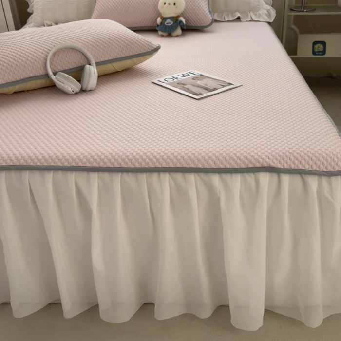 91家纺网 家纺一手货源 找家纺 丝幔家纺 2025新款A类冰豆豆花边款凉席床裙 悠粉