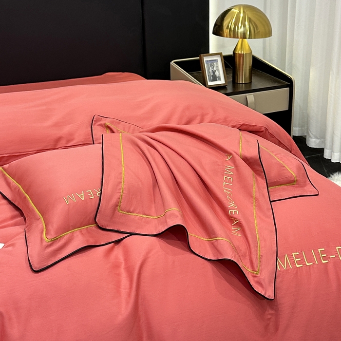 91家纺网 家纺一手货源 找家纺 宇彬家纺 2025新款直播热款13374全棉母婴级压线一字绣宽边枕套被套纯色滚边麻绳四件套贡缎新疆长绒 梦系列-宝石红