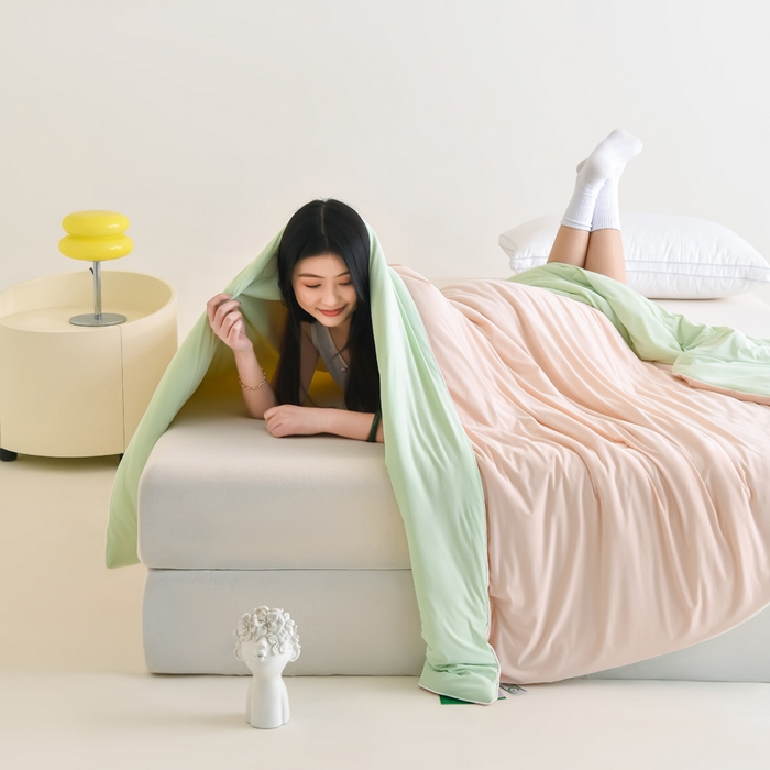 91家纺网 家纺一手货源 找家纺 圣尔雅2025新款A类高克重锦纶氨纶黑科技凉感夏被冰激凌空调被夏凉被 樱花粉+绿