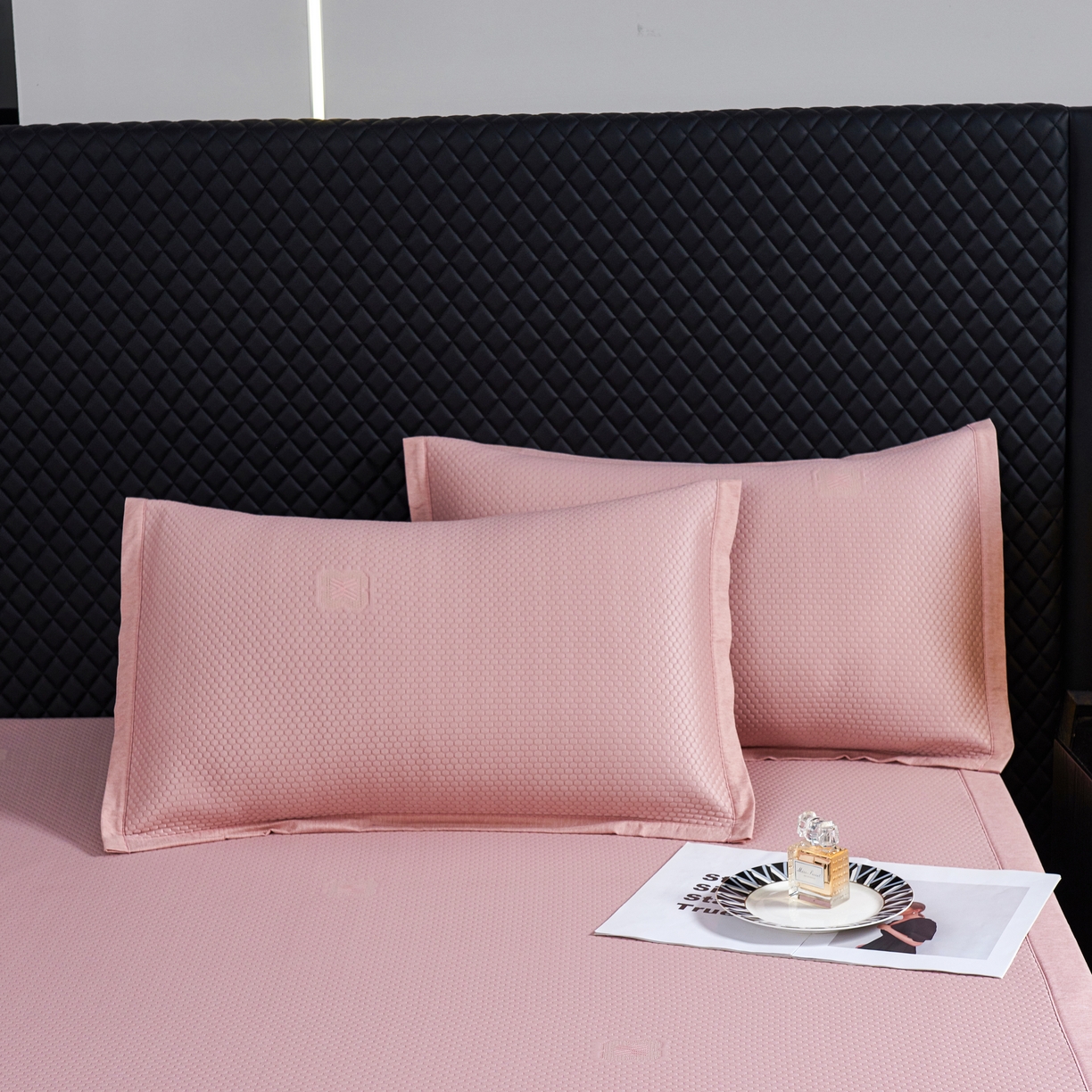 91家纺网 家纺一手货源 找家纺 青雅席业 2025年新款凉感因子母婴级凉感丝豆豆席 香奈儿-粉