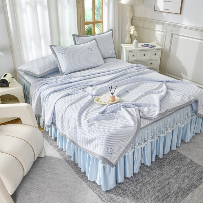 91家纺网 家纺一手货源 找家纺 品乐家纺  2025新款床裙款提花冰豆豆套件凉席席子 蓝色