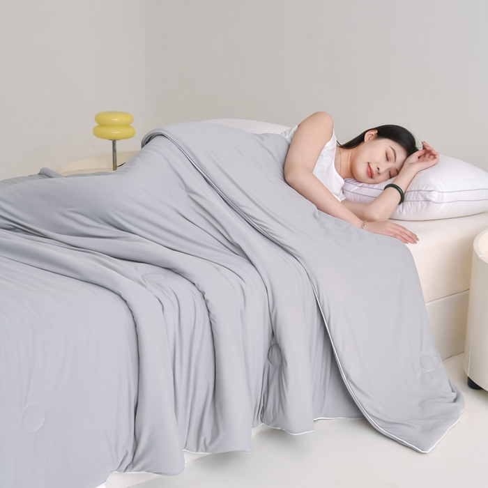 91家纺网 家纺一手货源 找家纺 圣尔雅2025新款A类高克重锦纶氨纶黑科技凉感夏被冰激凌空调被夏凉被 太空灰