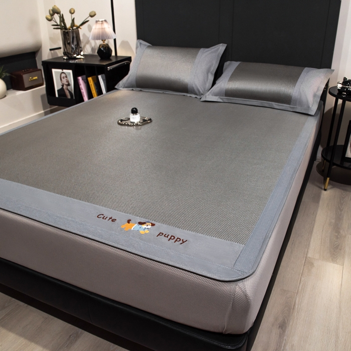 91家纺网 家纺一手货源 找家纺 倾慕家纺 2025新款倾慕刺绣冰藤席 刺绣小狗灰色床笠款