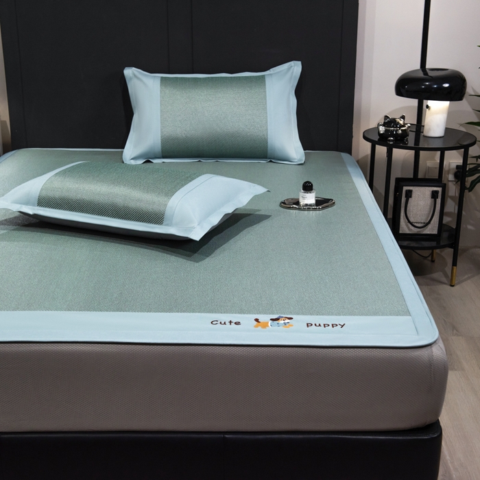 91家纺网 家纺一手货源 找家纺 倾慕家纺 2025新款倾慕刺绣冰藤席 刺绣小狗绿色床笠款