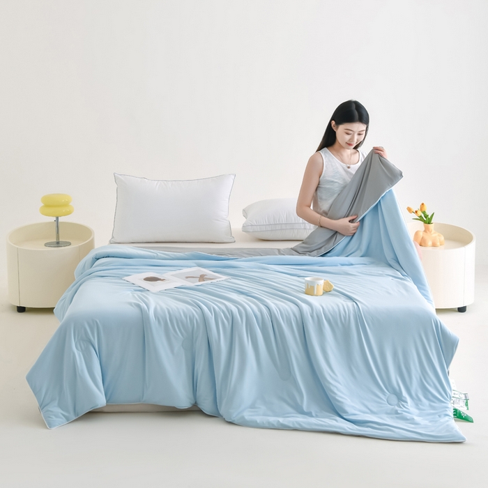 91家纺网 家纺一手货源 找家纺 圣尔雅2025新款A类高克重锦纶氨纶黑科技凉感夏被冰激凌空调被夏凉被 海水蓝+灰