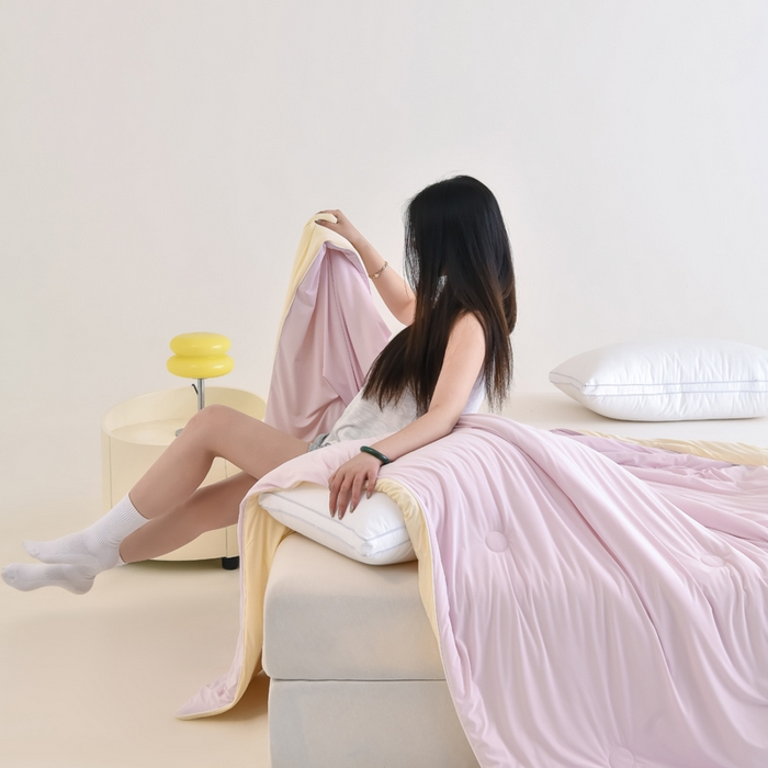 91家纺网 家纺一手货源 找家纺 圣尔雅2025新款A类高克重锦纶氨纶黑科技凉感夏被冰激凌空调被夏凉被 淡紫粉+黄