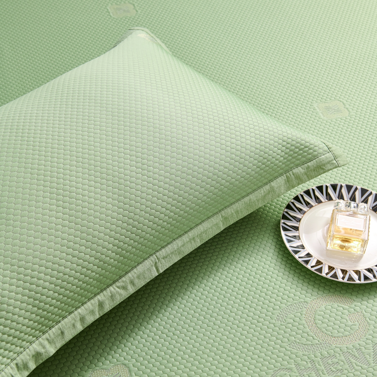 91家纺网 家纺一手货源 找家纺 青雅席业 2025年新款凉感因子母婴级凉感丝豆豆席床裙款 床裙香奈儿-水绿