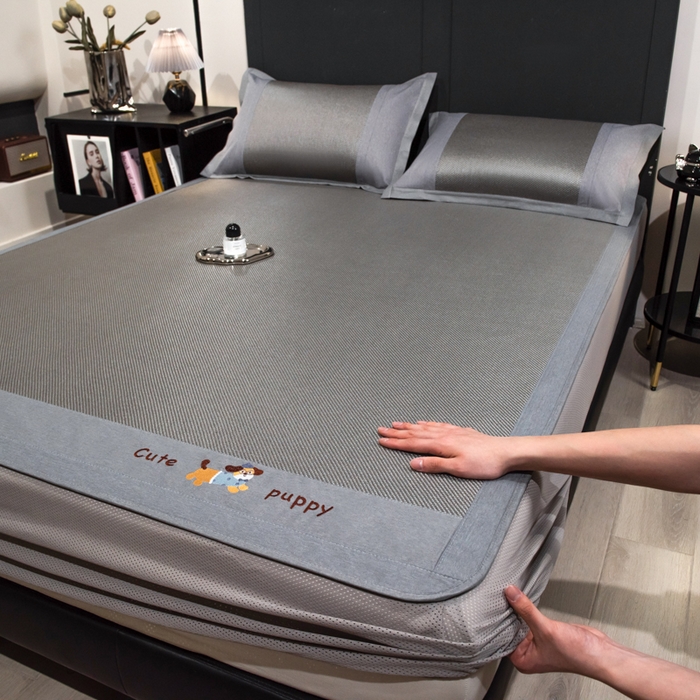 91家纺网 家纺一手货源 找家纺 倾慕家纺 2025新款倾慕刺绣冰藤席 刺绣小狗灰色床笠款