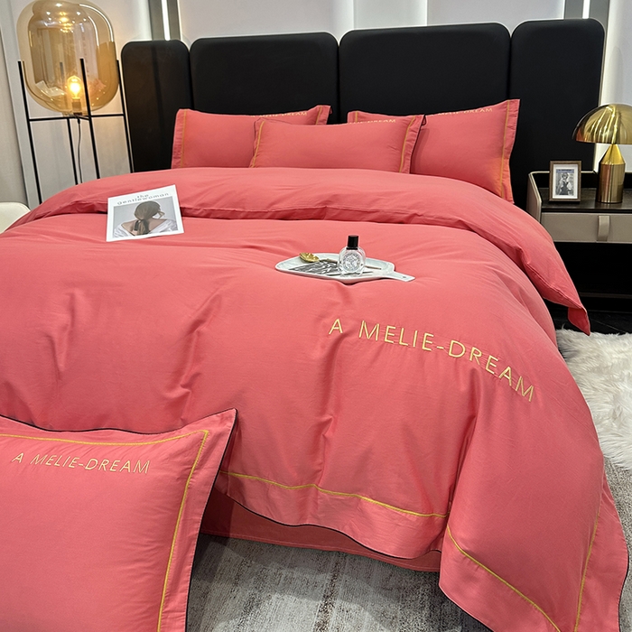 91家纺网 家纺一手货源 找家纺 宇彬家纺 2025新款直播热款13374全棉母婴级压线一字绣宽边枕套被套纯色滚边麻绳四件套贡缎新疆长绒 梦系列-宝石红