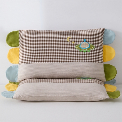 91家纺网 家纺一手货源 找家纺 大熊枕芯  2025新款贴布绣全棉水洗棉儿童荞麦枕 贴布绣-飞船（枕套+羽丝绒内胆30*50cm）