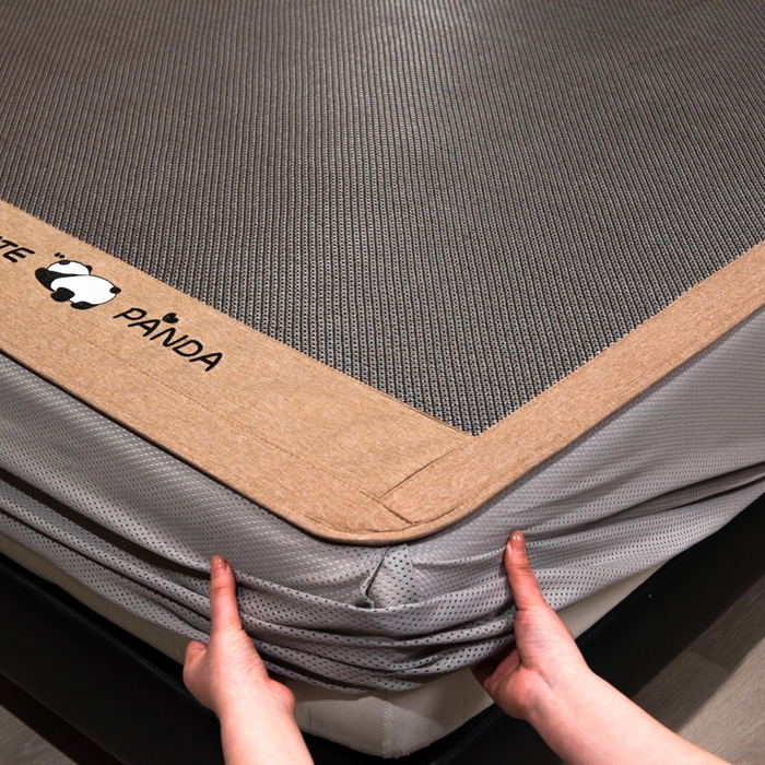 91家纺网 家纺一手货源 找家纺 倾慕家纺 2025新款倾慕刺绣冰藤席 刺绣熊猫银咖色床笠款