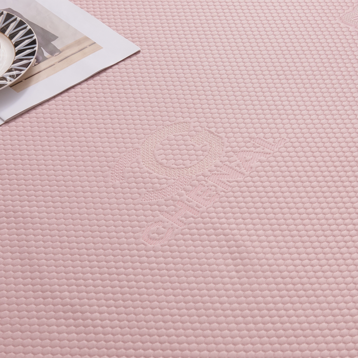 91家纺网 家纺一手货源 找家纺 青雅席业 2025年新款凉感因子母婴级凉感丝豆豆席床裙款 床裙香奈儿-粉