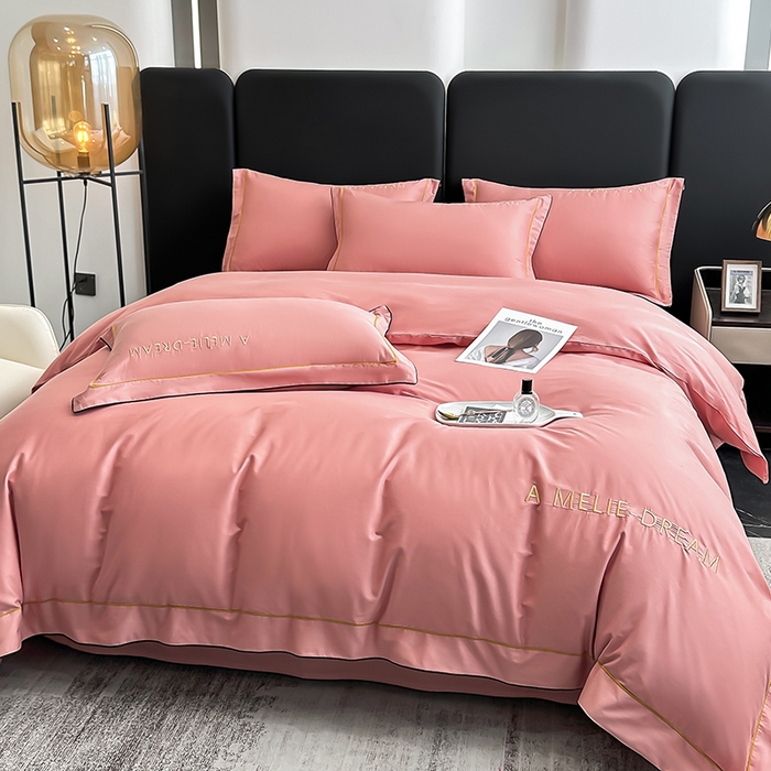 91家纺网 家纺一手货源 找家纺 宇彬家纺 2025新款直播热款13374全棉母婴级压线一字绣宽边枕套被套纯色滚边麻绳四件套贡缎新疆长绒 梦系列-奶油粉