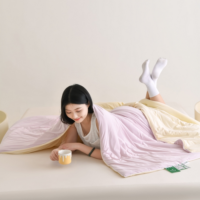 91家纺网 家纺一手货源 找家纺 圣尔雅2025新款A类高克重锦纶氨纶黑科技凉感夏被冰激凌空调被夏凉被 淡紫粉+黄