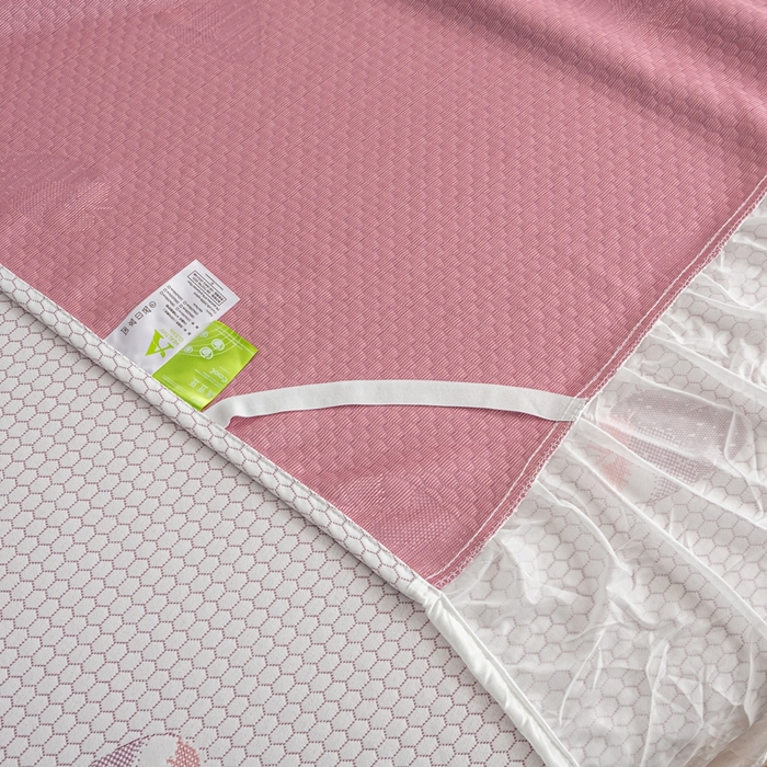 91家纺网 家纺一手货源 找家纺 春寻家纺 2025新款凉豆豆冰丝凉席席子-床裙款 草莓