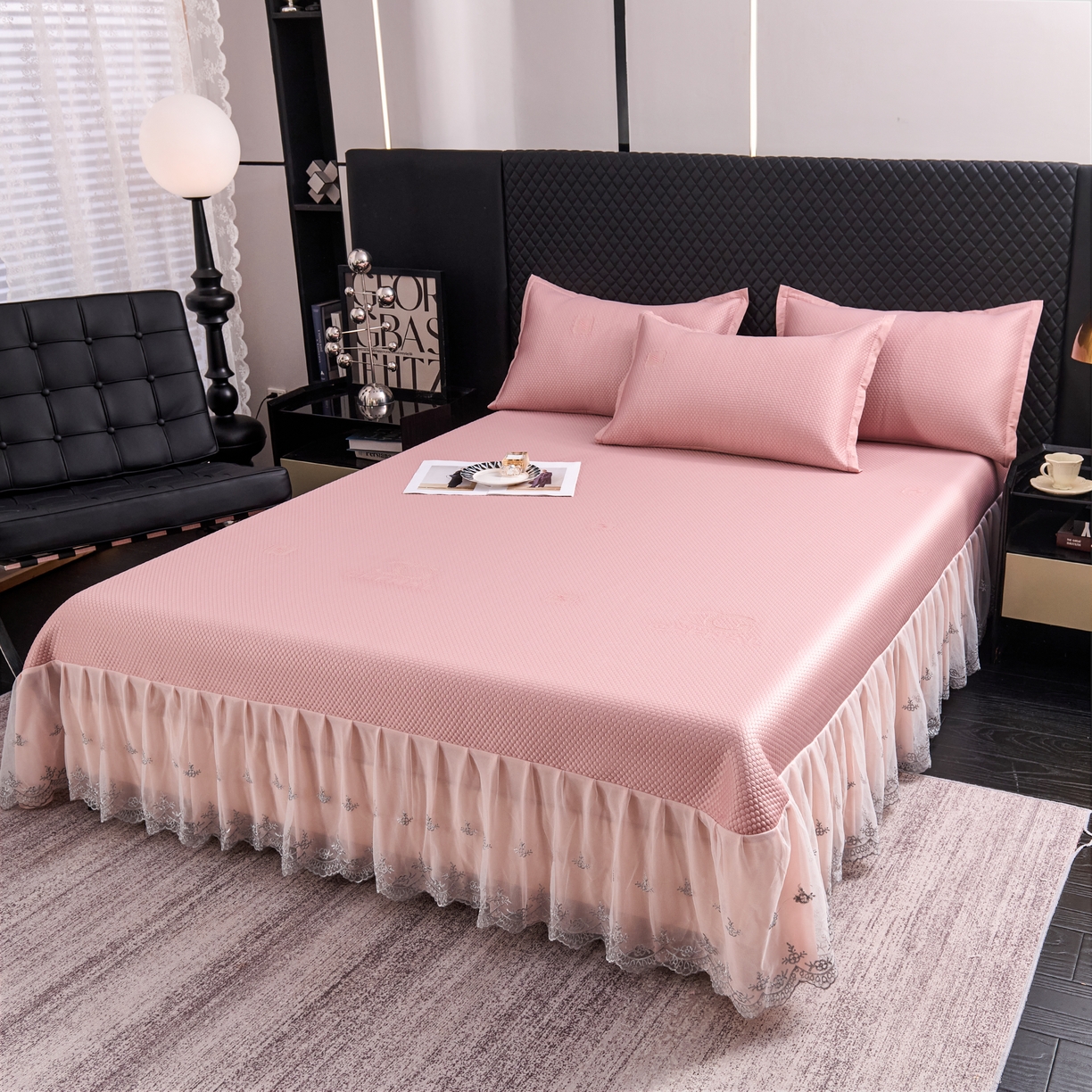 91家纺网 家纺一手货源 找家纺 青雅席业 2025年新款凉感因子母婴级凉感丝豆豆席床裙款 床裙香奈儿-粉