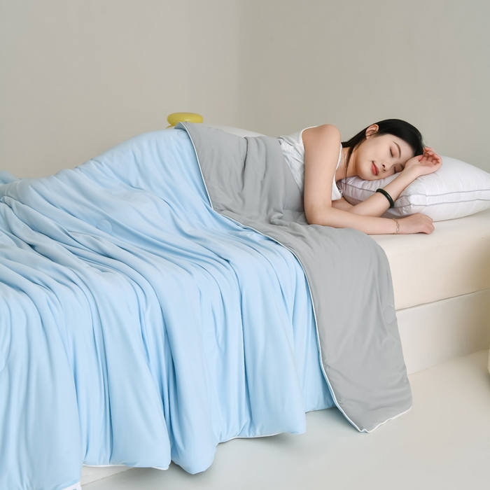 91家纺网 家纺一手货源 找家纺 圣尔雅2025新款A类高克重锦纶氨纶黑科技凉感夏被冰激凌空调被夏凉被 海水蓝+灰