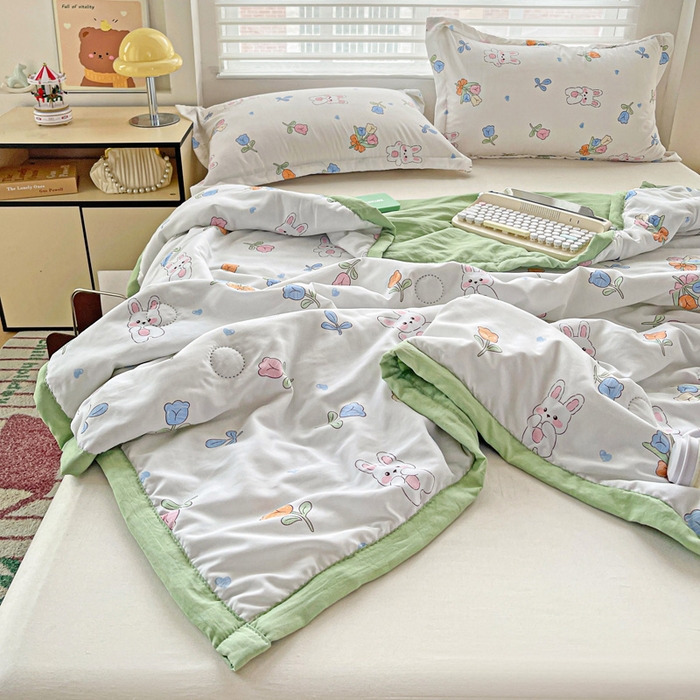 91家纺网 家纺一手货源 找家纺 富艺隆 2025新款水洗棉印花夏被 花园小兔