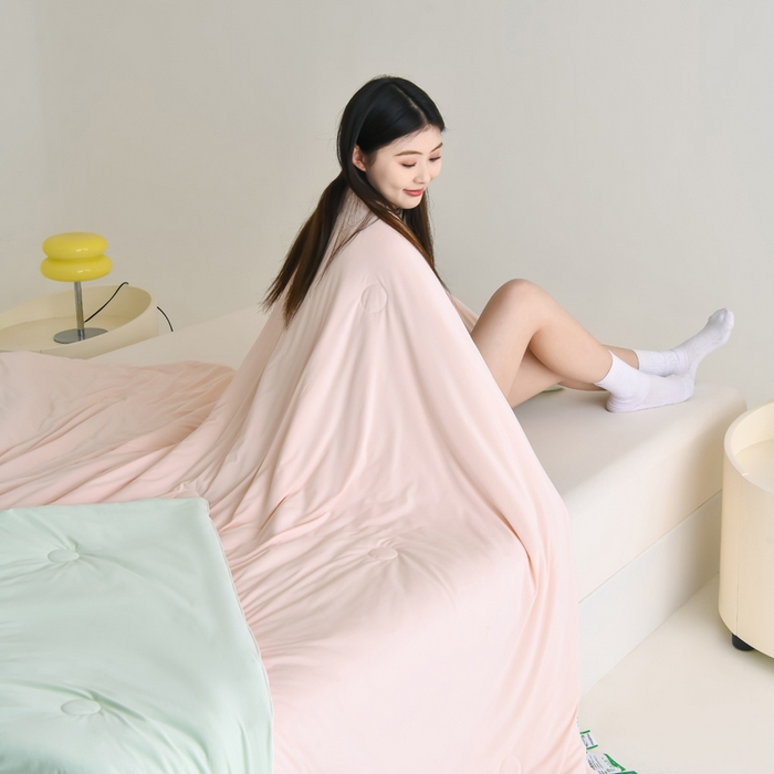 91家纺网 家纺一手货源 找家纺 圣尔雅2025新款A类高克重锦纶氨纶黑科技凉感夏被冰激凌空调被夏凉被 樱花粉+绿