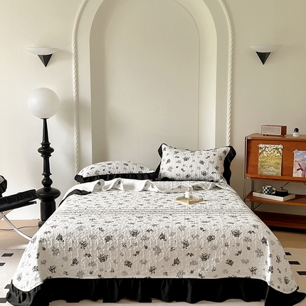 91家纺网 家纺一手货源 找家纺 韩秀家纺 2025法式赫本风四季跑量款花边夹棉床盖加厚水洗棉泡泡棉糯感印花韩版床盖三件套小清新榻榻米绗缝床盖夹棉床盖纯色床盖印花床盖 赫本花园