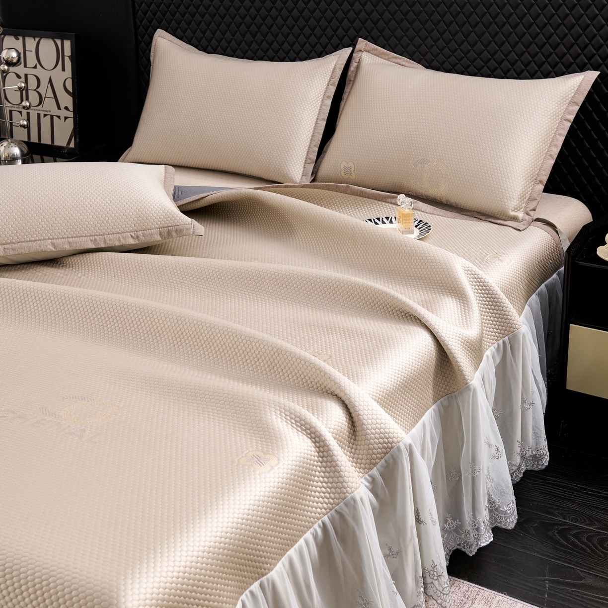 91家纺网 家纺一手货源 找家纺 青雅席业 2025年新款凉感因子母婴级凉感丝豆豆席床裙款 床裙香奈儿-香槟