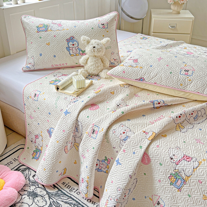 91家纺网 家纺一手货源 找家纺 羽爱家纺 2025新款A类双面全棉印花床盖套件 甜蜜伙伴