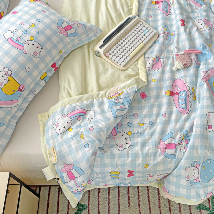 91家纺网 家纺一手货源 找家纺 富艺隆 2025新款水洗棉印花夏被 蛋糕小猫蓝