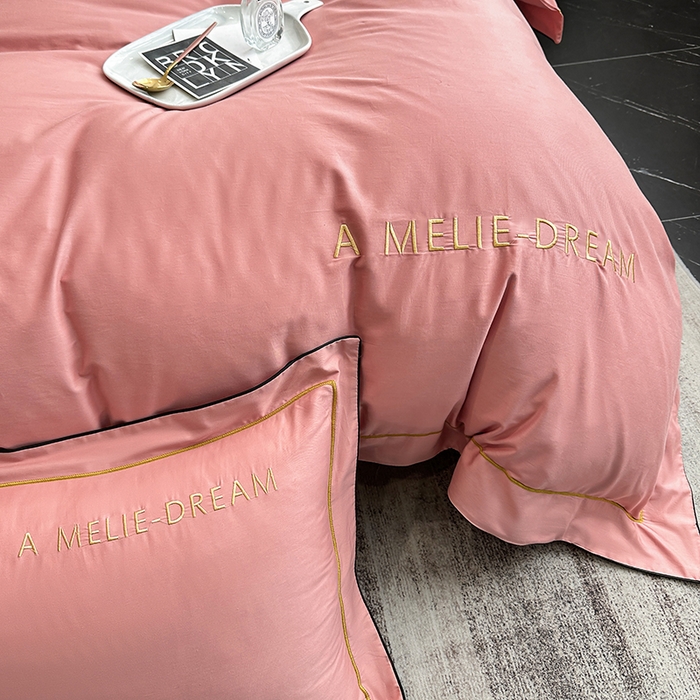 91家纺网 家纺一手货源 找家纺 宇彬家纺 2025新款直播热款13374全棉母婴级压线一字绣宽边枕套被套纯色滚边麻绳四件套贡缎新疆长绒 梦系列-奶油粉