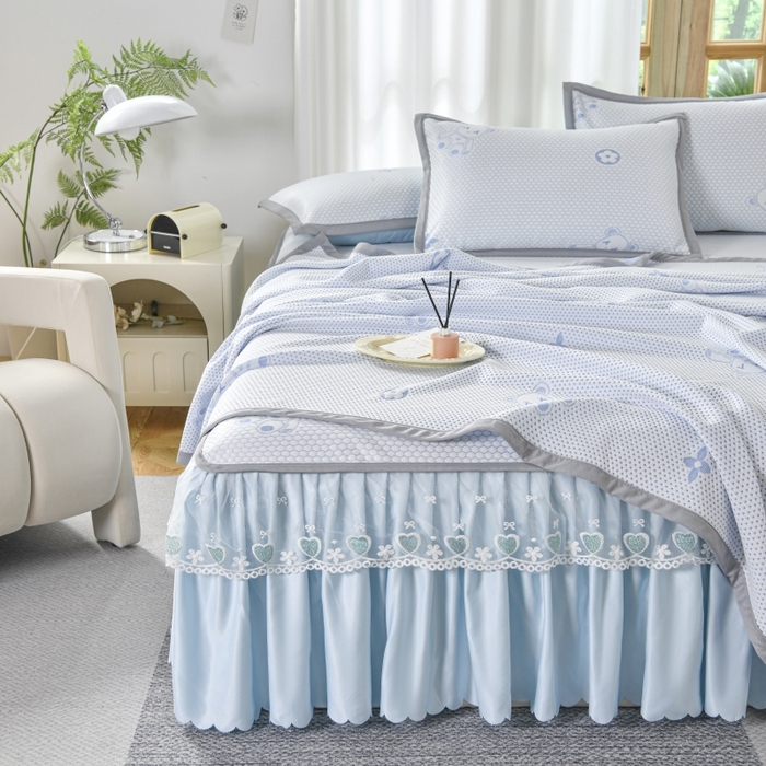 91家纺网 家纺一手货源 找家纺 品乐家纺  2025新款床裙款提花冰豆豆套件凉席席子 蓝色