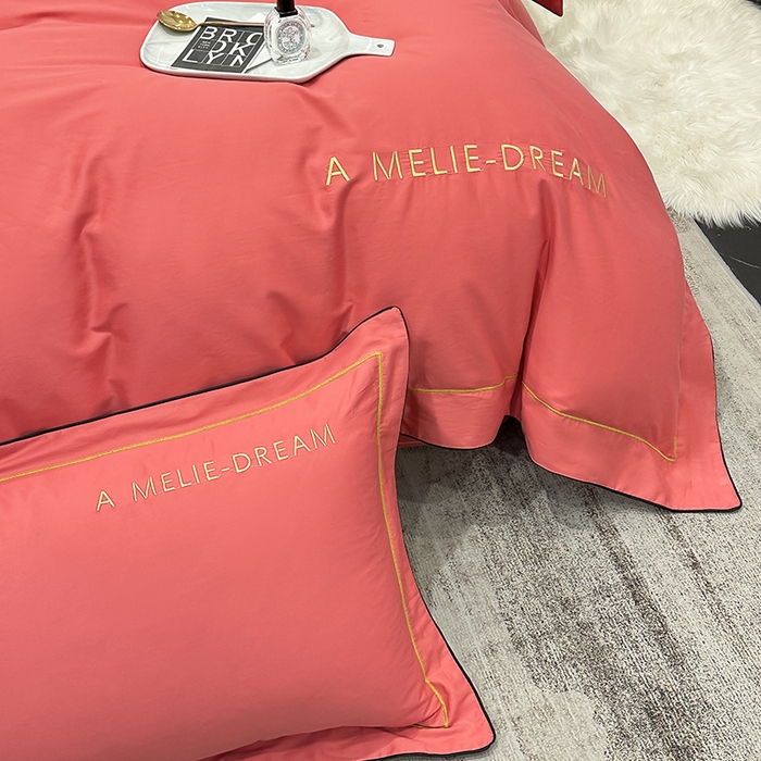 91家纺网 家纺一手货源 找家纺 宇彬家纺 2025新款直播热款13374全棉母婴级压线一字绣宽边枕套被套纯色滚边麻绳四件套贡缎新疆长绒 梦系列-宝石红