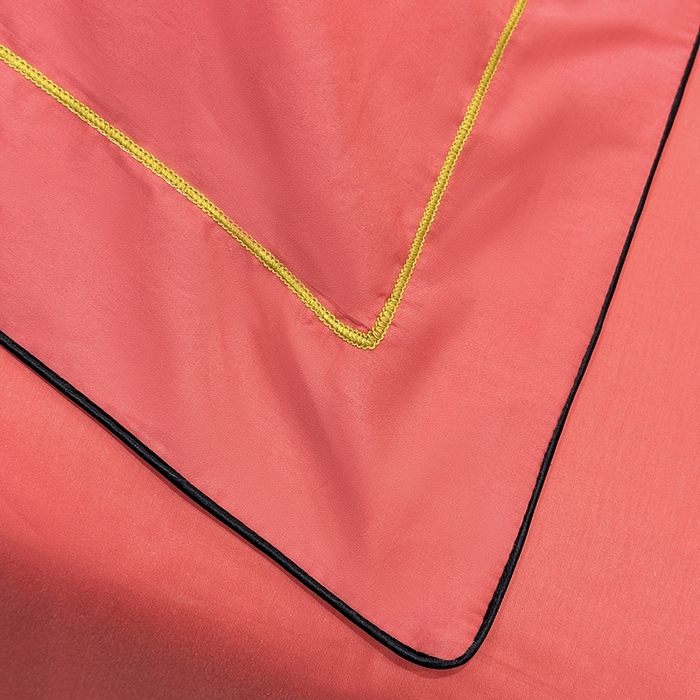 91家纺网 家纺一手货源 找家纺 宇彬家纺 2025新款直播热款13374全棉母婴级压线一字绣宽边枕套被套纯色滚边麻绳四件套贡缎新疆长绒 梦系列-宝石红