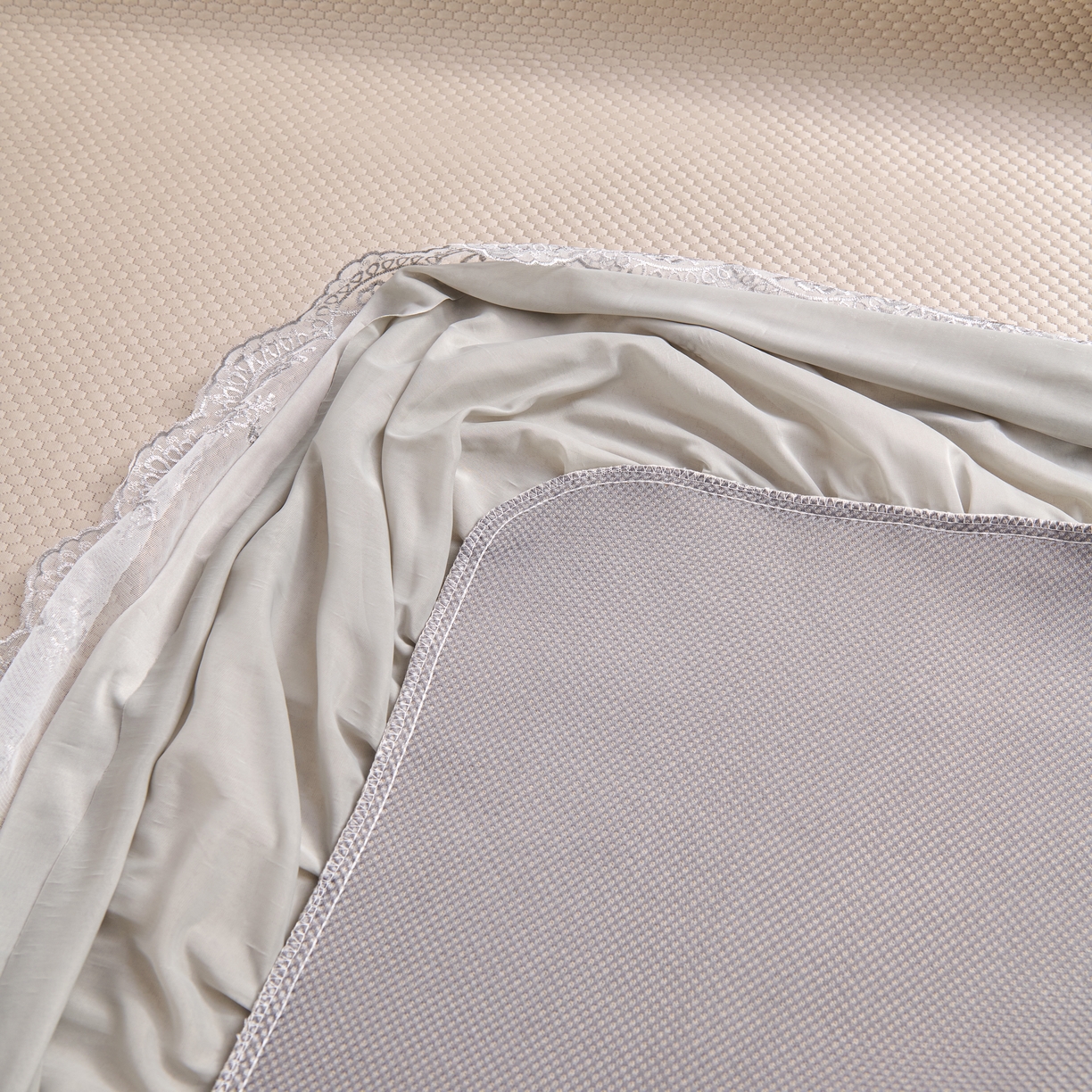 91家纺网 家纺一手货源 找家纺 青雅席业 2025年新款凉感因子母婴级凉感丝豆豆席床裙款 床裙香奈儿-香槟