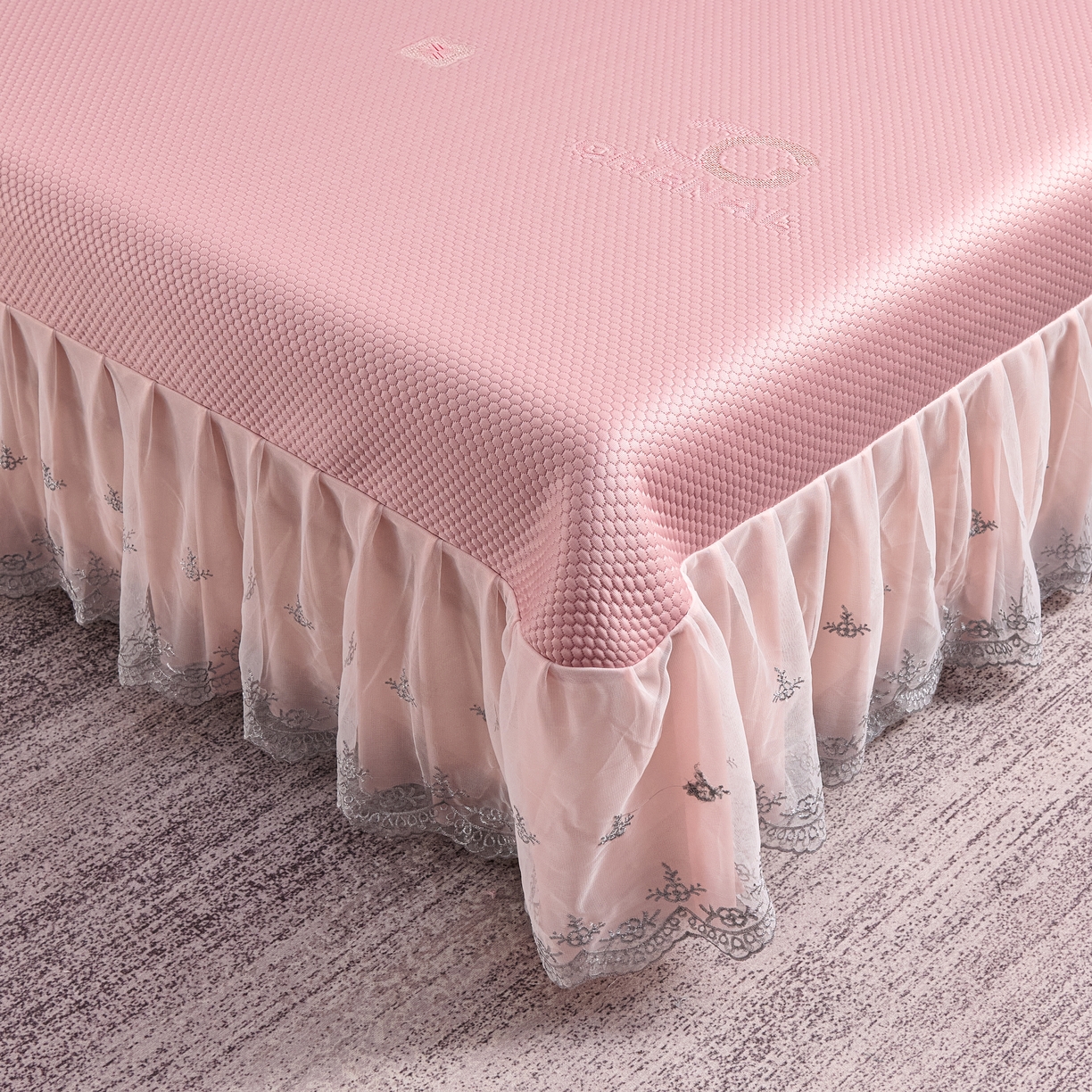 91家纺网 家纺一手货源 找家纺 青雅席业 2025年新款凉感因子母婴级凉感丝豆豆席床裙款 床裙香奈儿-粉