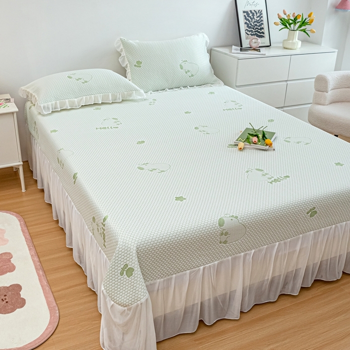 91家纺网 家纺一手货源 找家纺 春寻家纺 2025新款凉豆豆冰丝凉席席子-床裙款 卡皮巴拉-绿