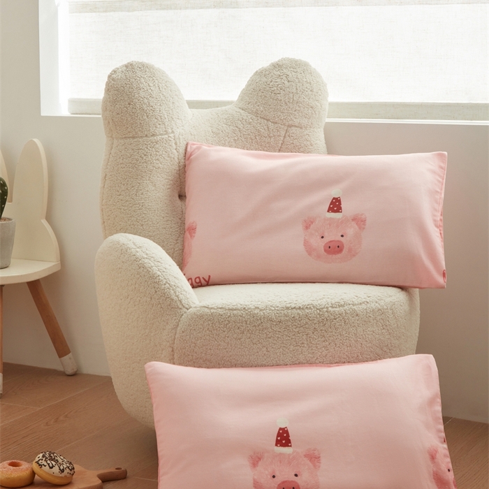 91家纺网 家纺一手货源 找家纺 艾佳宝贝 2025新款A类全棉纯棉儿童单枕套多尺寸可拆式枕头 乖巧萌猪