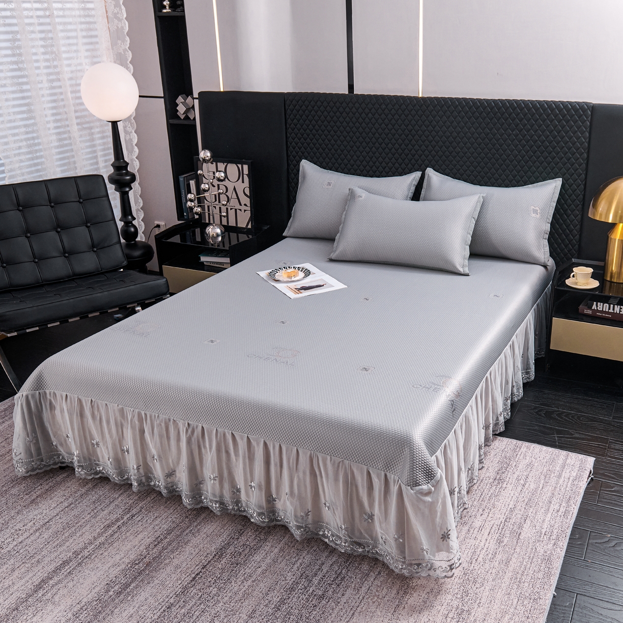 91家纺网 家纺一手货源 找家纺 青雅席业 2025年新款凉感因子母婴级凉感丝豆豆席床裙款 床裙香奈儿-灰