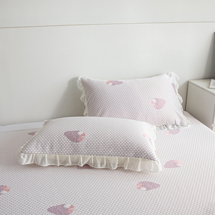 91家纺网 家纺一手货源 找家纺 春寻家纺 2025新款凉豆豆冰丝凉席席子-床裙款 草莓