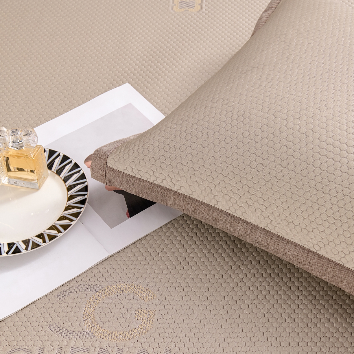 91家纺网 家纺一手货源 找家纺 青雅席业 2025年新款凉感因子母婴级凉感丝豆豆席床裙款 床裙香奈儿-香槟