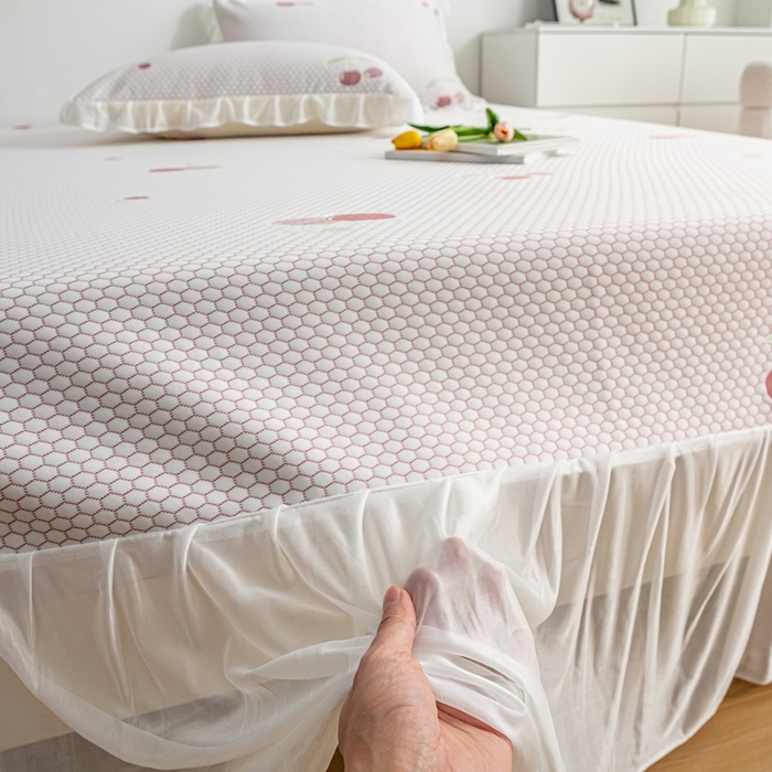 91家纺网 家纺一手货源 找家纺 春寻家纺 2025新款凉豆豆冰丝凉席席子-床裙款 小樱桃