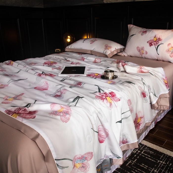 91家纺网 家纺一手货源 找家纺 金喜 2025新款天丝夏被夏凉被薄被子套件数码印花夏被四件套 气泡粉语