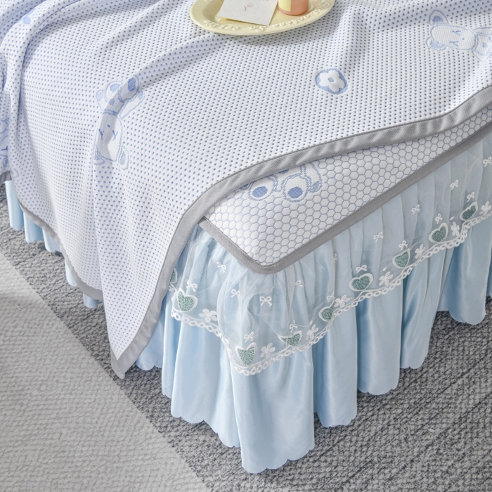 91家纺网 家纺一手货源 找家纺 品乐家纺  2025新款床裙款提花冰豆豆套件凉席席子 蓝色