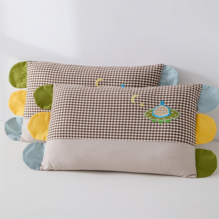 91家纺网 家纺一手货源 找家纺 大熊枕芯  2025新款贴布绣全棉水洗棉儿童荞麦枕 贴布绣-飞船（枕套+羽丝绒内胆30*50cm）