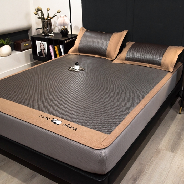 91家纺网 家纺一手货源 找家纺 倾慕家纺 2025新款倾慕刺绣冰藤席 刺绣熊猫银咖色床笠款