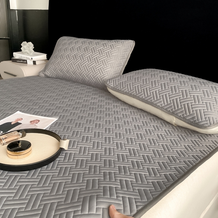 91家纺网 家纺一手货源 找家纺 欧邦 2025新款加厚纯色凉席四件套--凉席三件套 饼干花-深灰