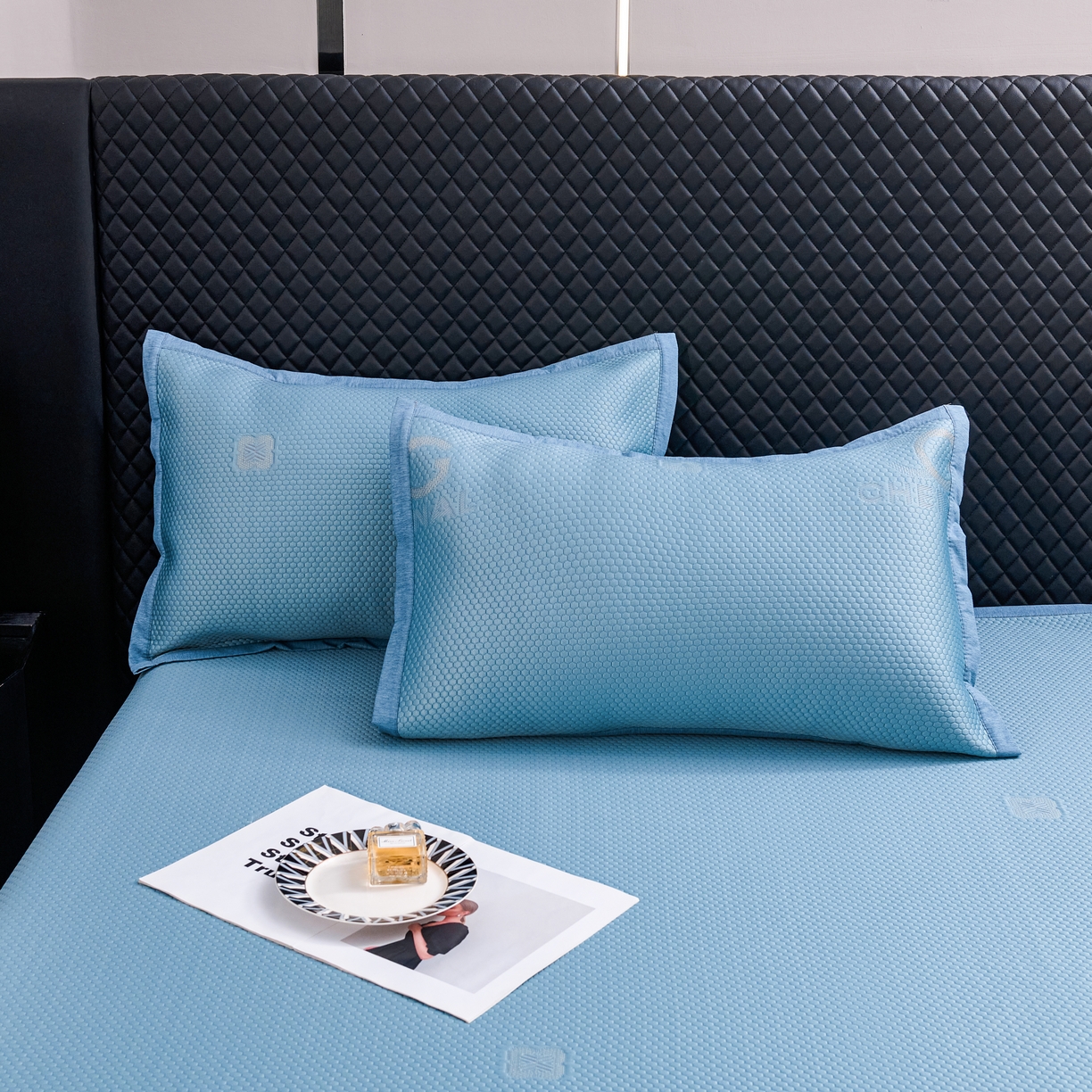 91家纺网 家纺一手货源 找家纺 青雅席业 2025年新款凉感因子母婴级凉感丝豆豆席床裙款 床裙香奈儿-蓝