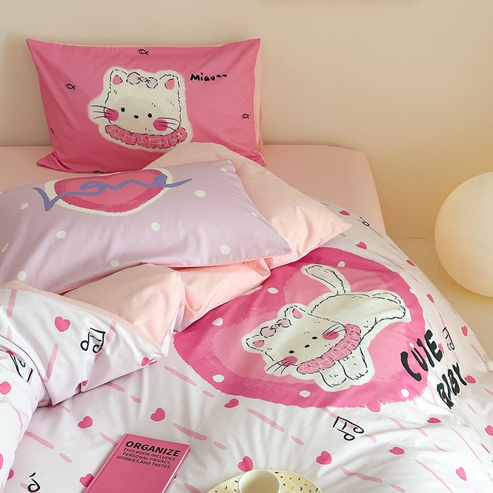 91家纺网 家纺一手货源 找家纺 2025新款全棉大版卡通数码印花纯棉四件套 爱心猫