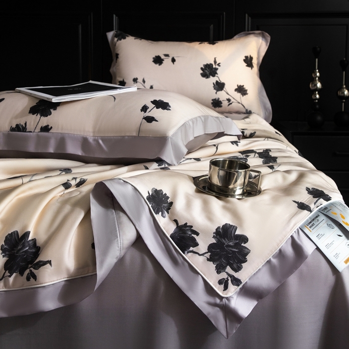 91家纺网 家纺一手货源 找家纺 金喜 2025新款天丝夏被夏凉被薄被子套件数码印花夏被四件套 郁静墨花