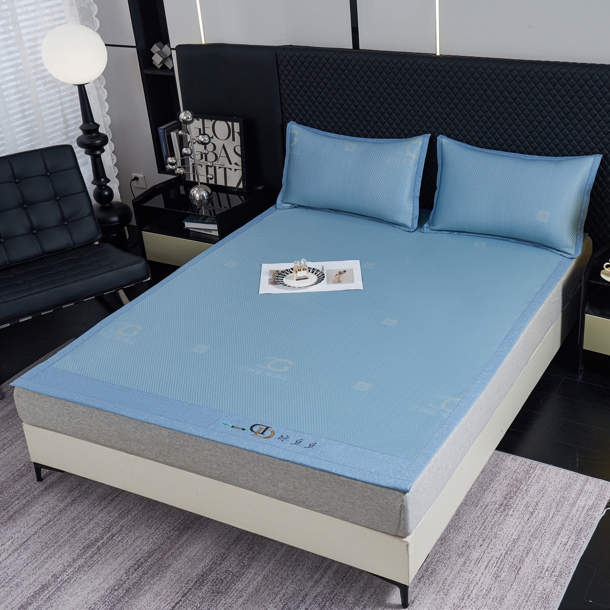 91家纺网 家纺一手货源 找家纺 青雅席业 2025年新款凉感因子母婴级凉感丝豆豆席 香奈儿-蓝